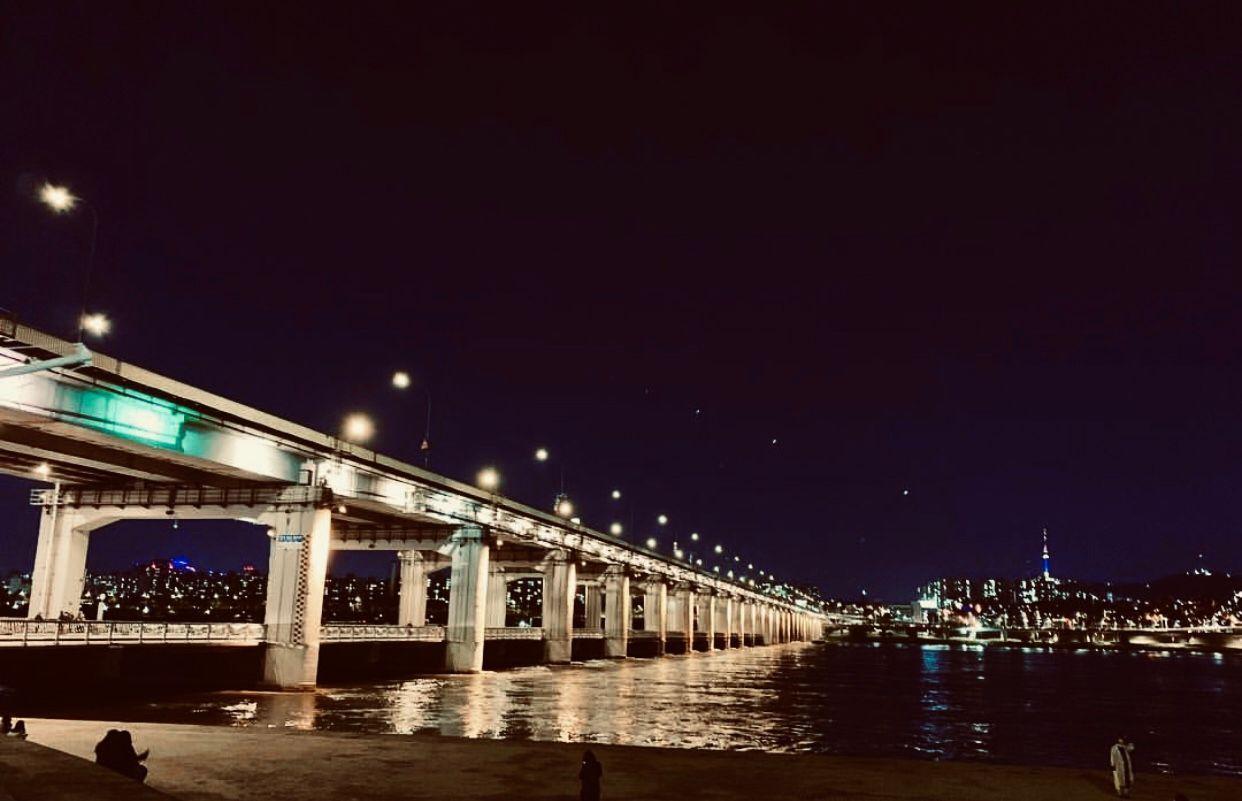 汉江公园的盘浦大桥夜景，桥上灯光与水面反射相得益彰。